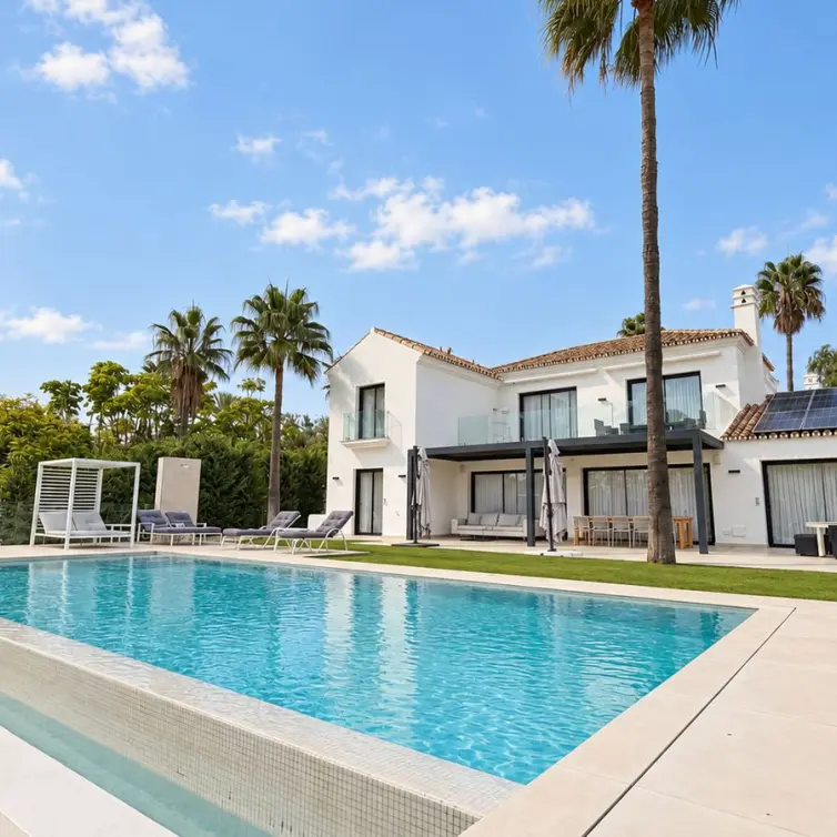 Venta de villa independiente en Guadalmina Baja