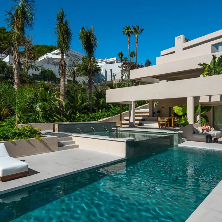 Venta de villa independiente en Nueva Andalucía