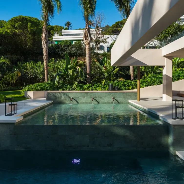 Venta de villa independiente en Nueva Andalucía