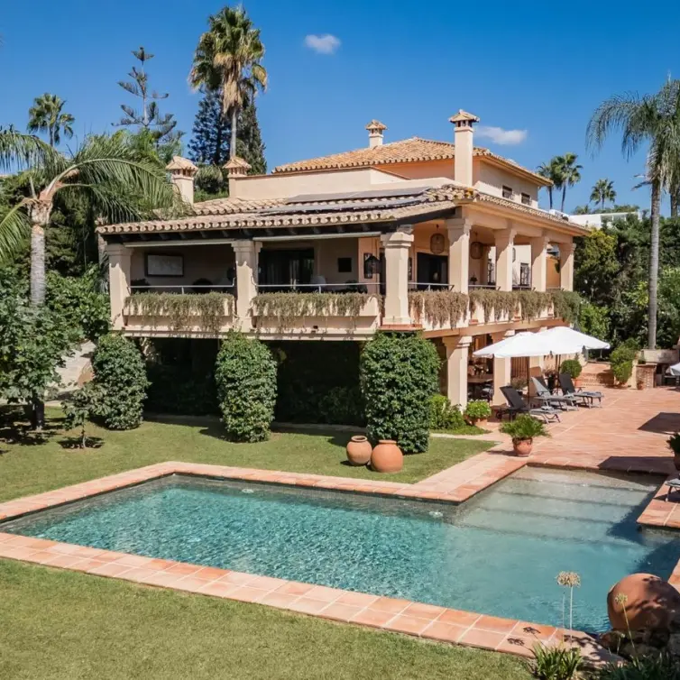 Venta de villa independiente en Los Monteros