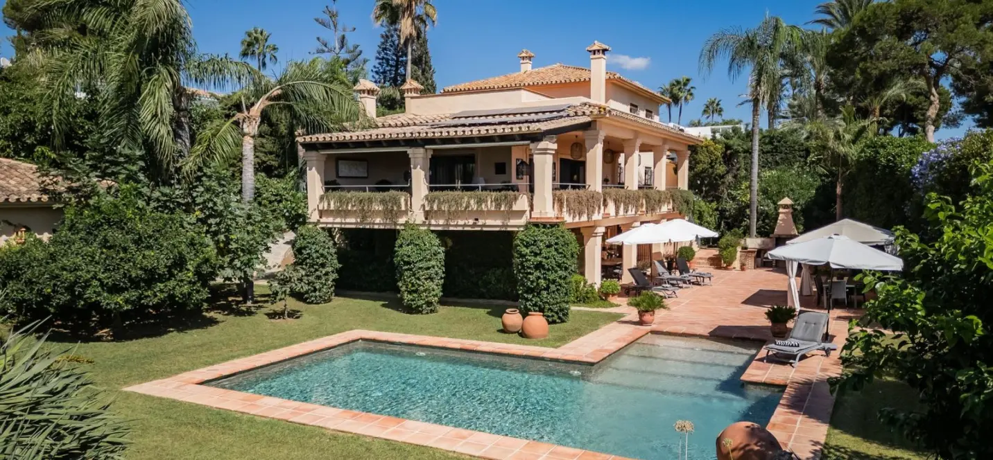 Venta de villa independiente en Los Monteros 0