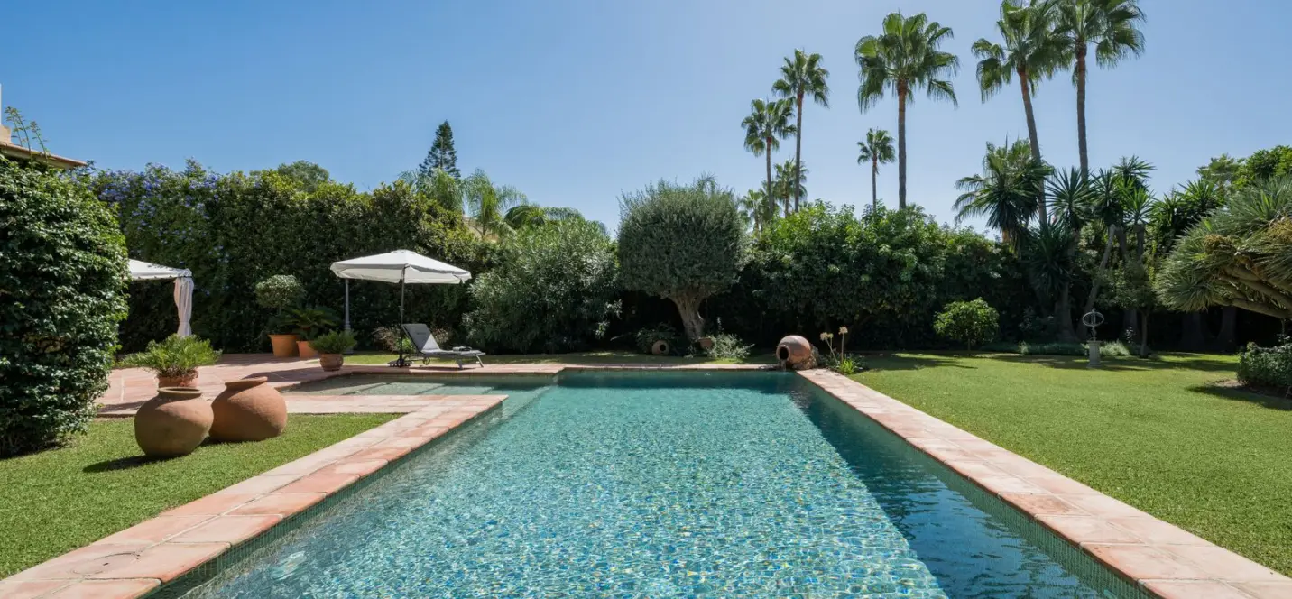 Venta de villa independiente en Los Monteros 3