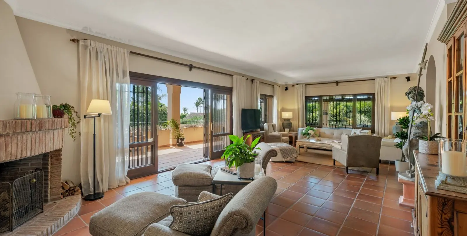Venta de villa independiente en Los Monteros 23