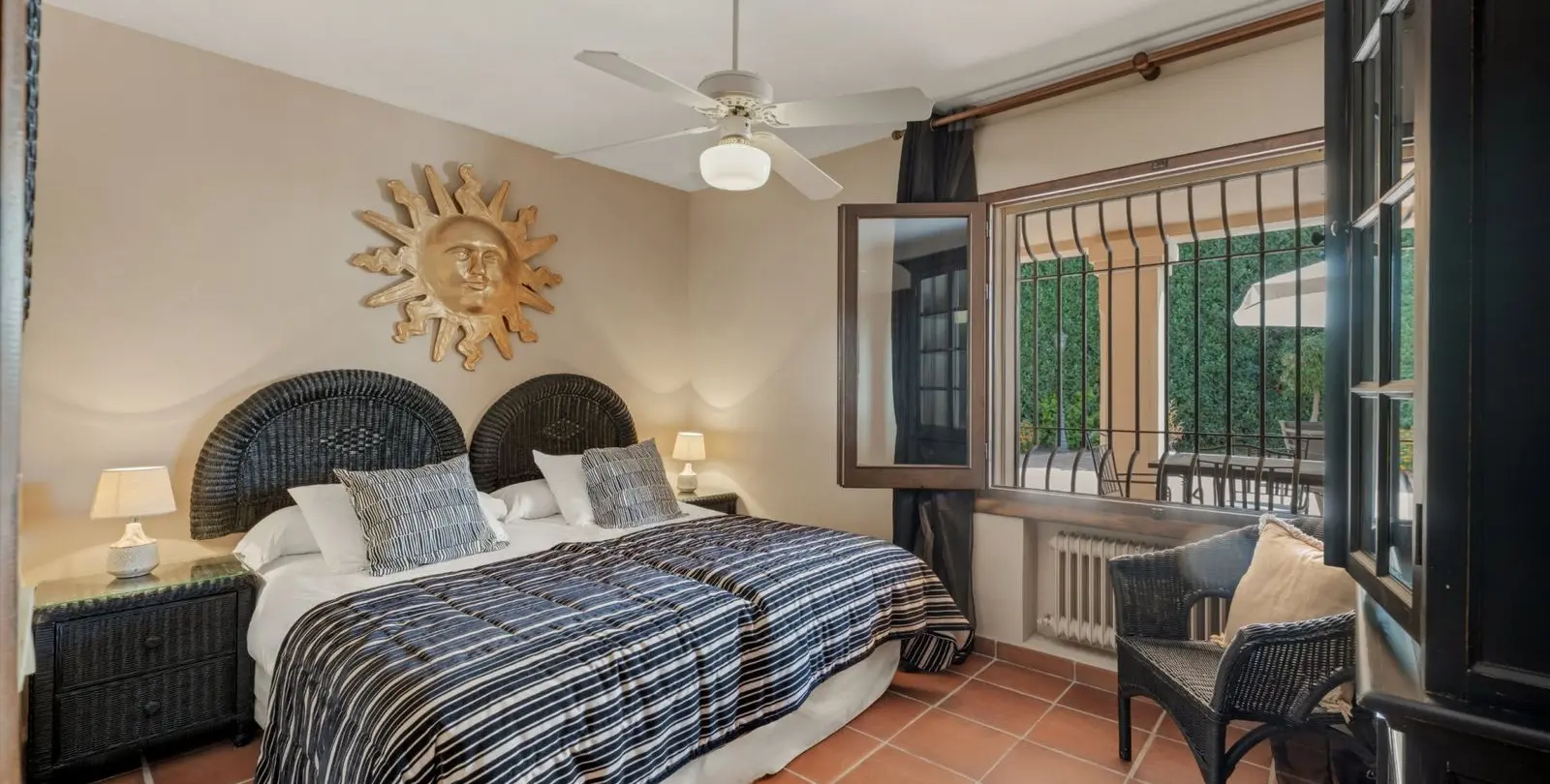 Venta de villa independiente en Los Monteros 30