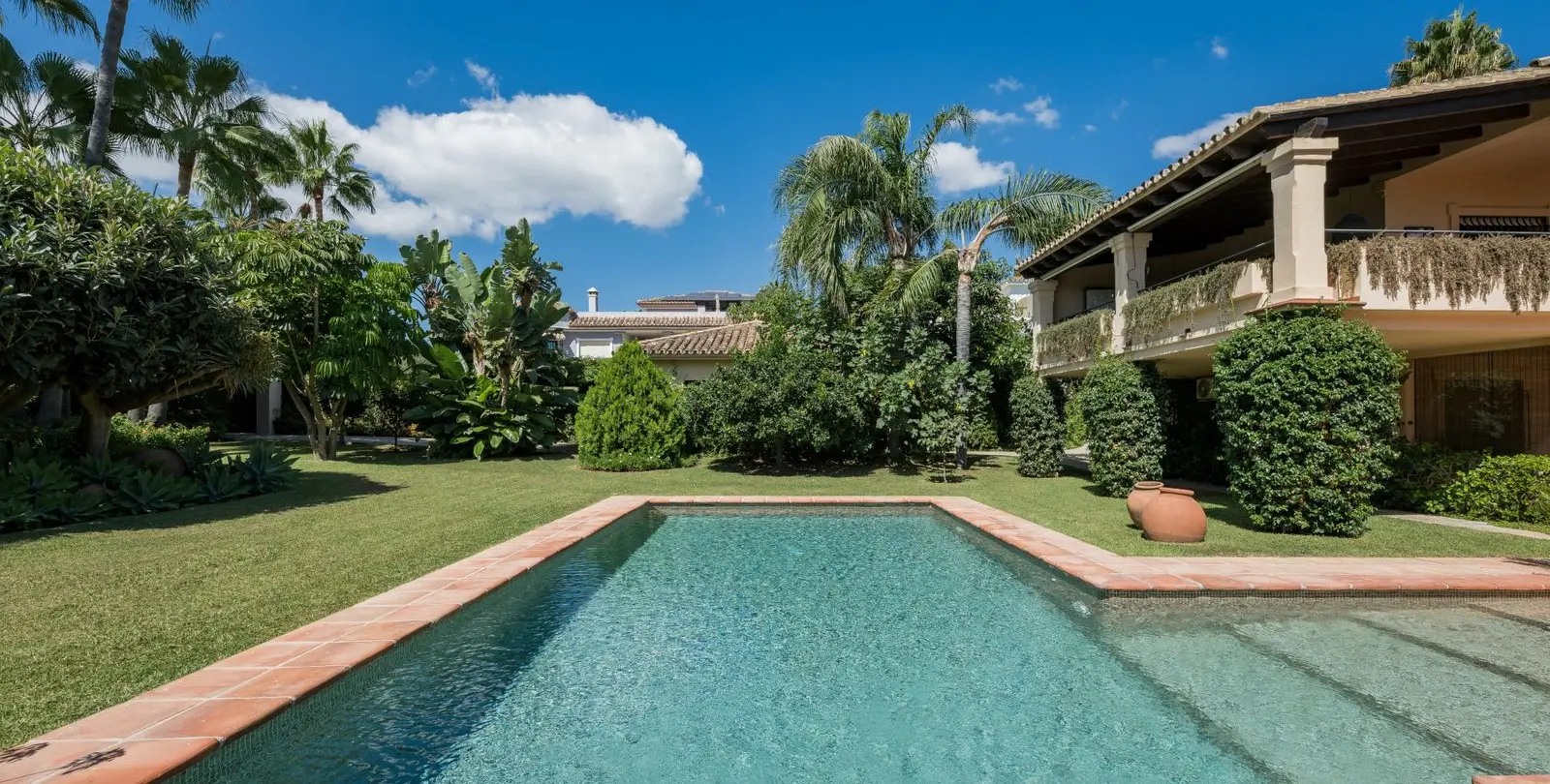 Venta de villa independiente en Los Monteros 45