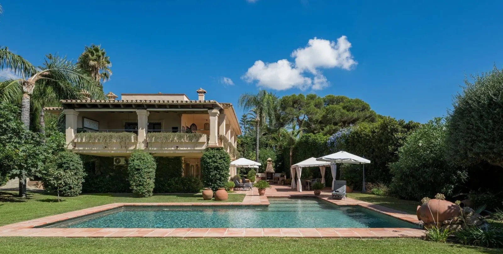 Venta de villa independiente en Los Monteros 48