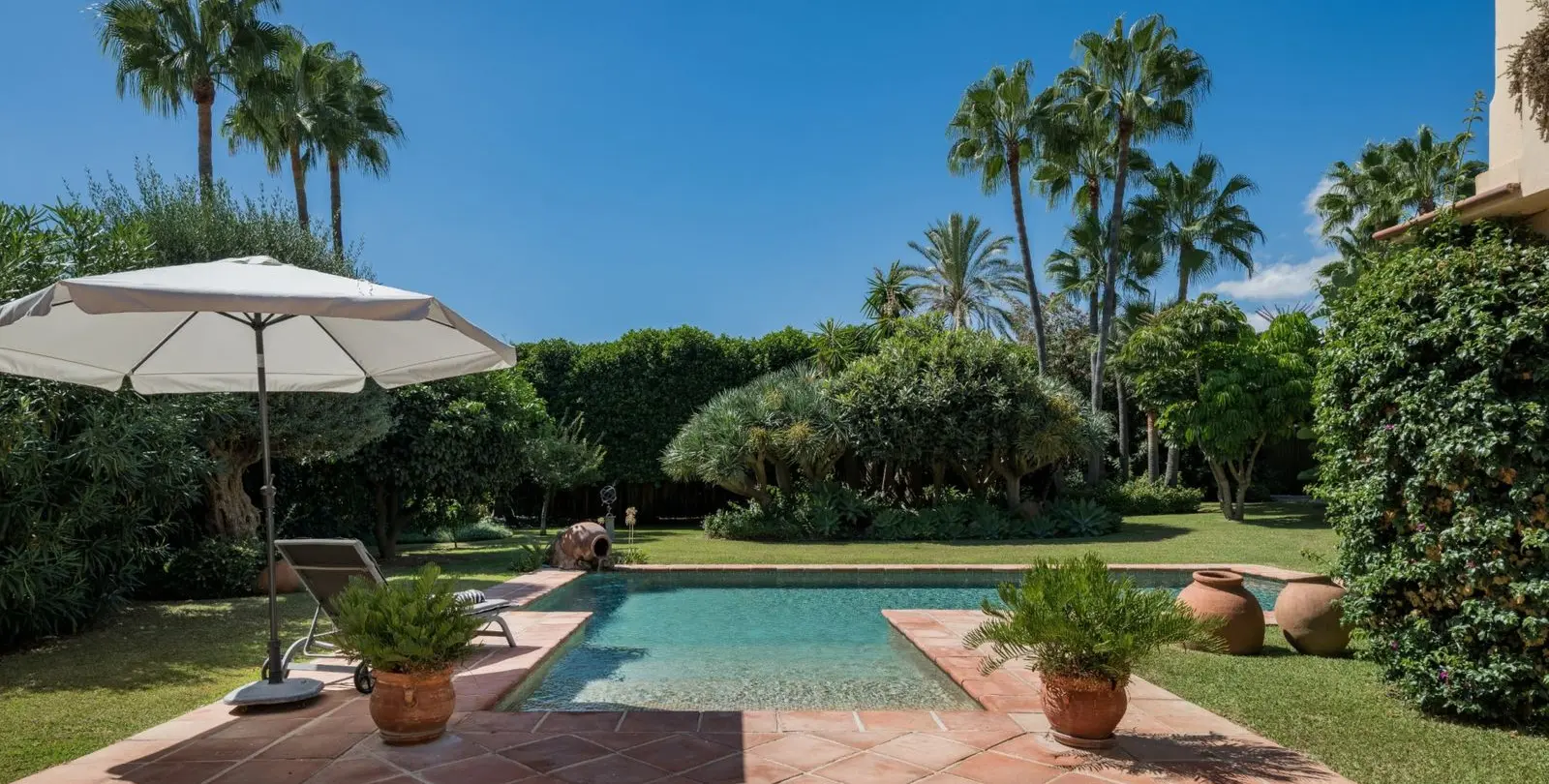 Venta de villa independiente en Los Monteros 52