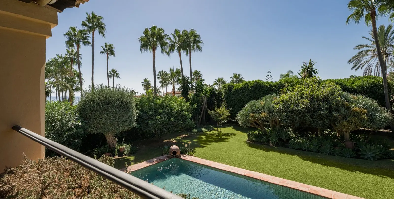 Venta de villa independiente en Los Monteros 56