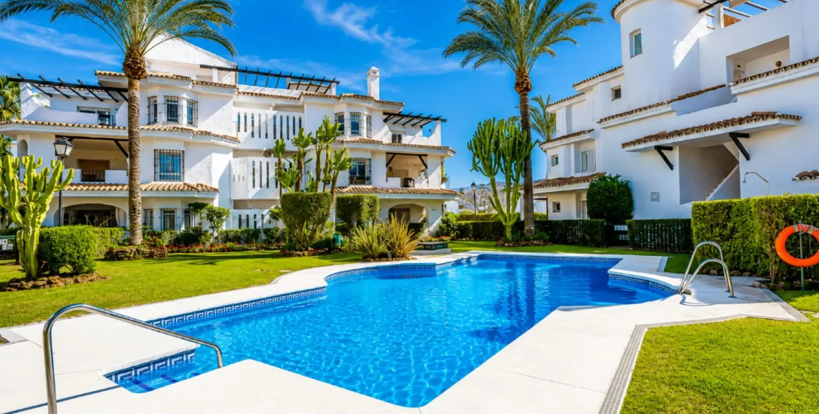 Sale of middle floor apartment in Nueva Andalucía 1