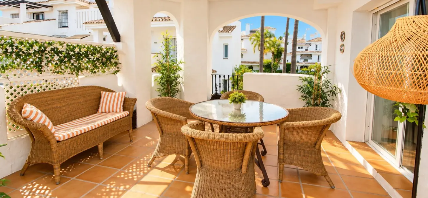 Sale of middle floor apartment in Nueva Andalucía 2