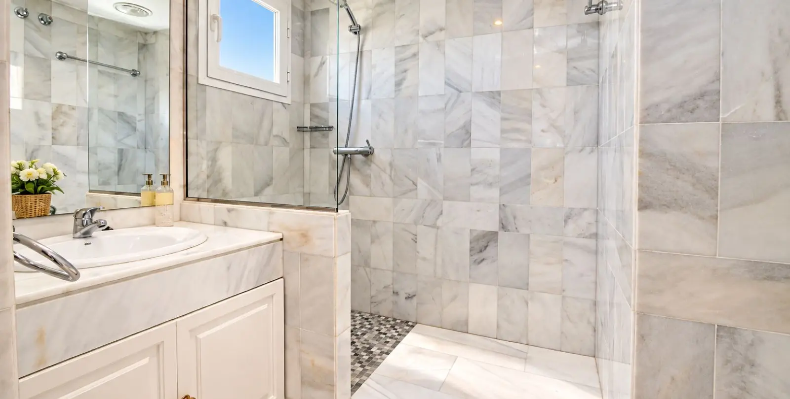 Sale of middle floor apartment in Nueva Andalucía 16