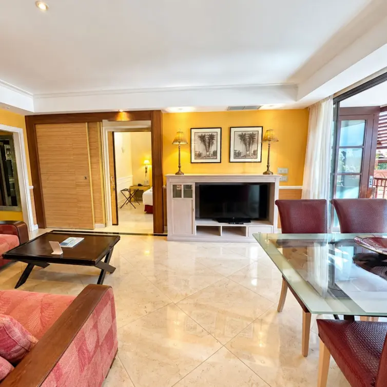 Venta de apartamento en planta media en Puerto Banús