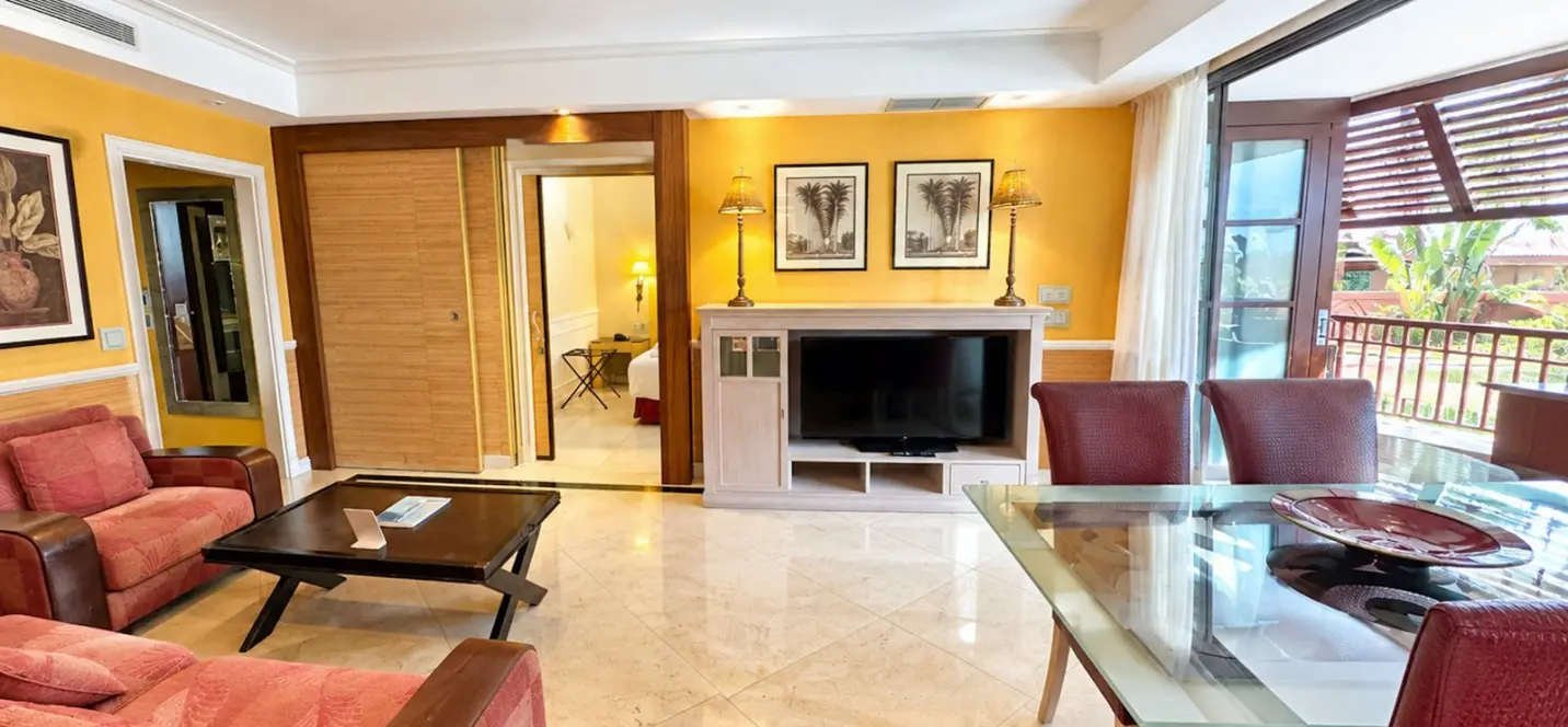Sale of middle floor apartment in Puerto Banús 2