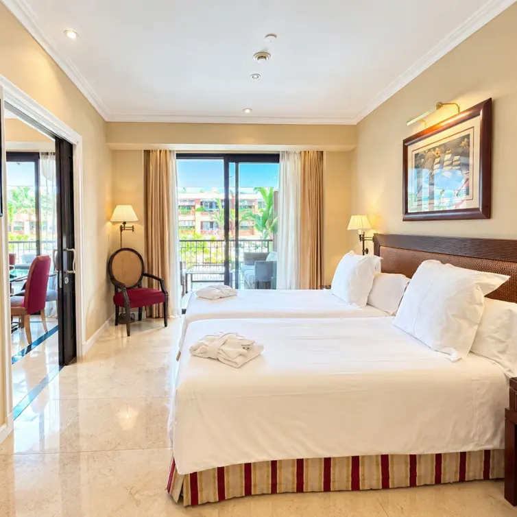 Venta de apartamento en planta media en Puerto Banús