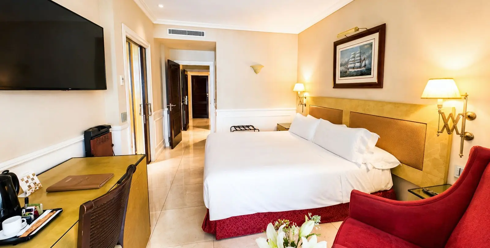 Sale of middle floor apartment in Puerto Banús 5