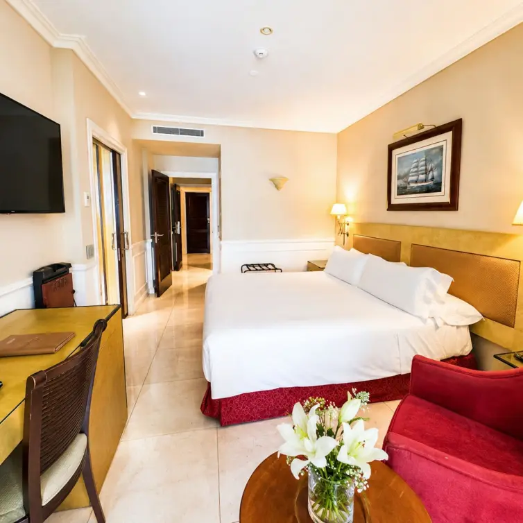 Venta de apartamento en planta media en Puerto Banús