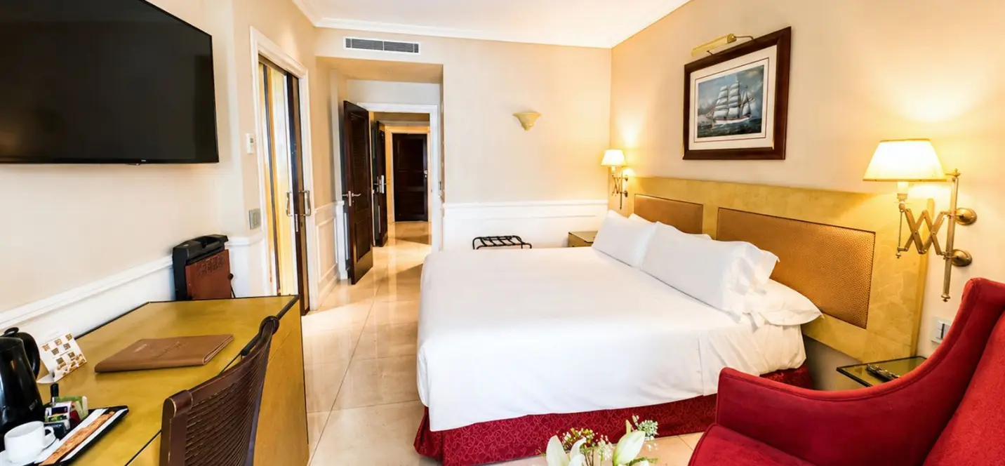 Sale of middle floor apartment in Puerto Banús 4