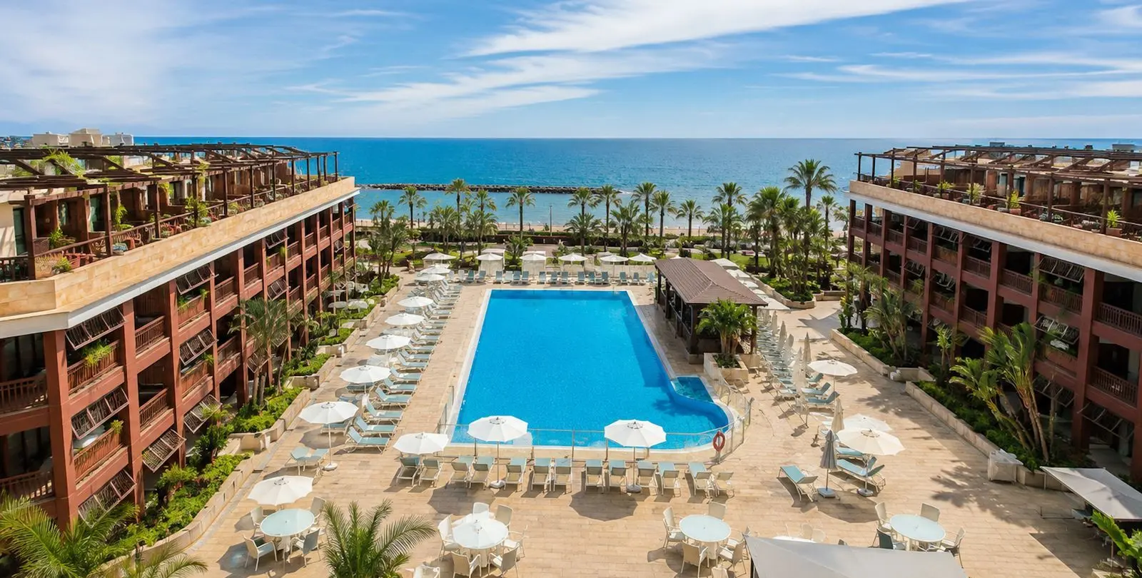 Sale of middle floor apartment in Puerto Banús 10