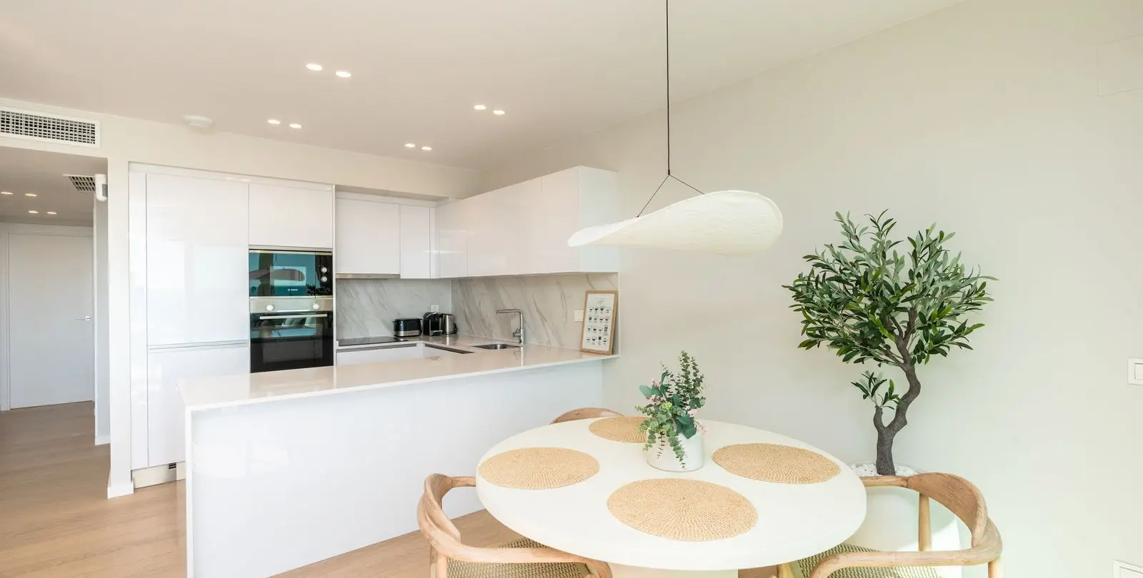 Sale of middle floor apartment in Estepona 2