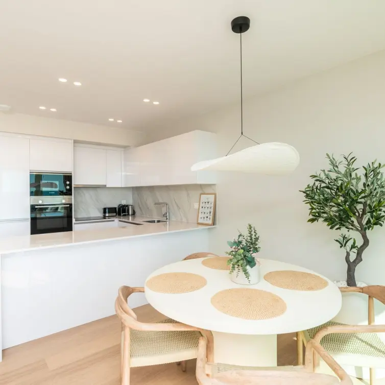 Sale of middle floor apartment in Estepona