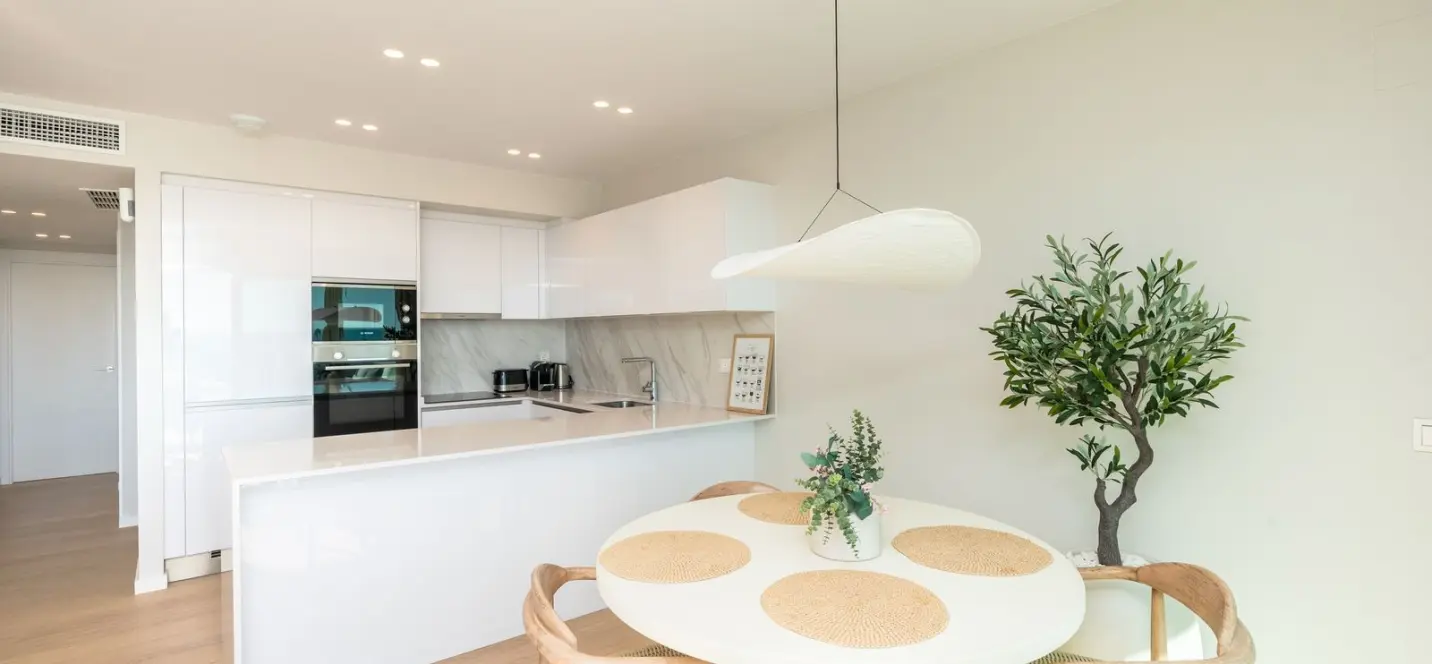 Sale of middle floor apartment in Estepona 1