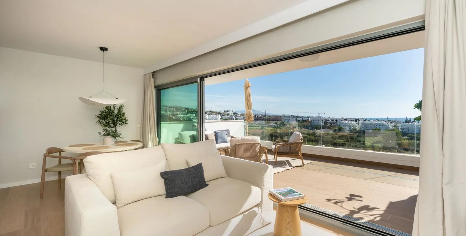 Sale of middle floor apartment in Estepona 3