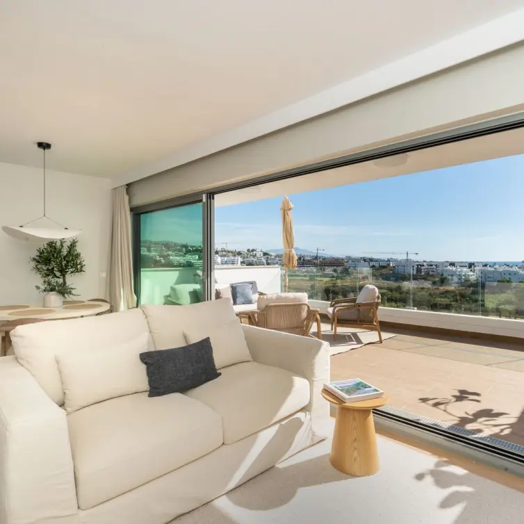 Sale of middle floor apartment in Estepona