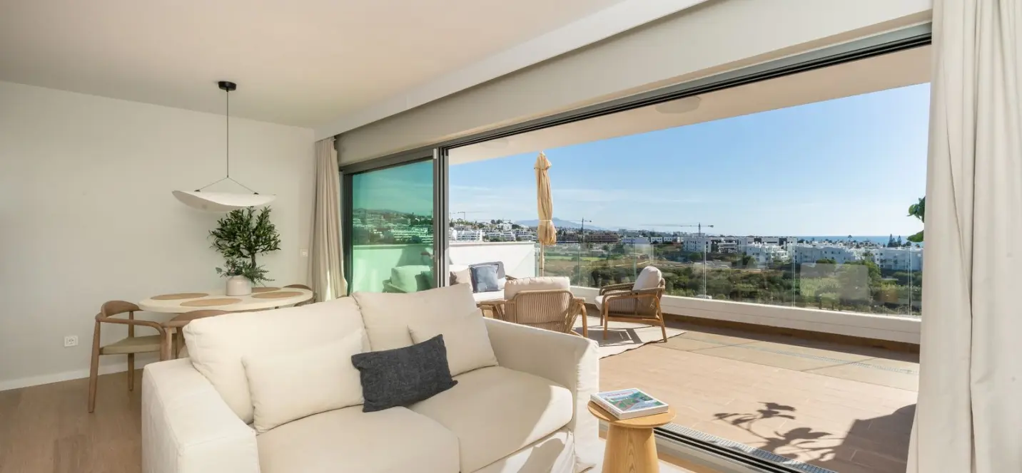 Sale of middle floor apartment in Estepona 2