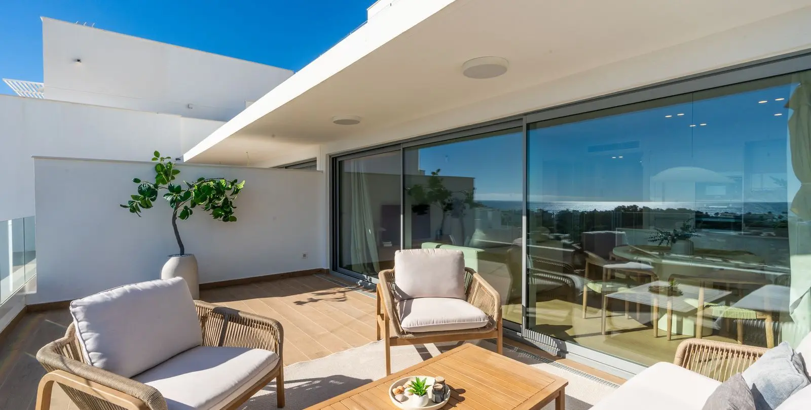 Sale of middle floor apartment in Estepona 4
