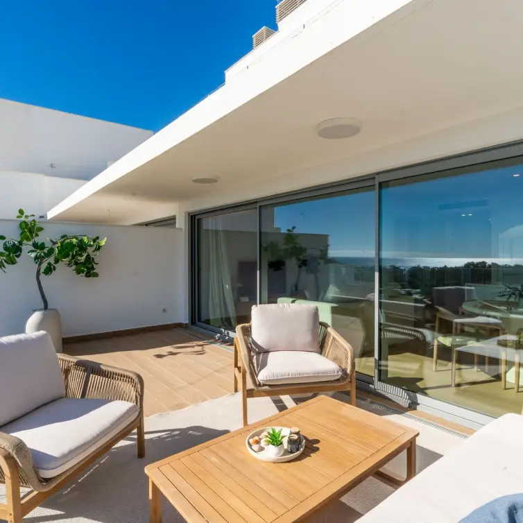 Sale of middle floor apartment in Estepona