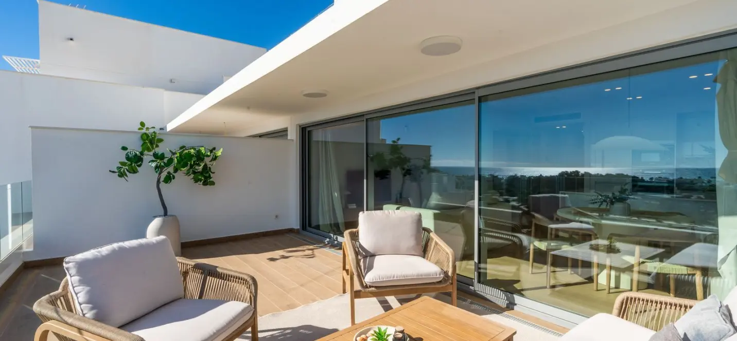 Sale of middle floor apartment in Estepona 3