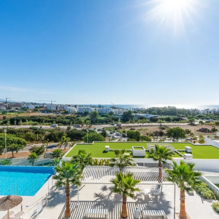 Sale of middle floor apartment in Estepona