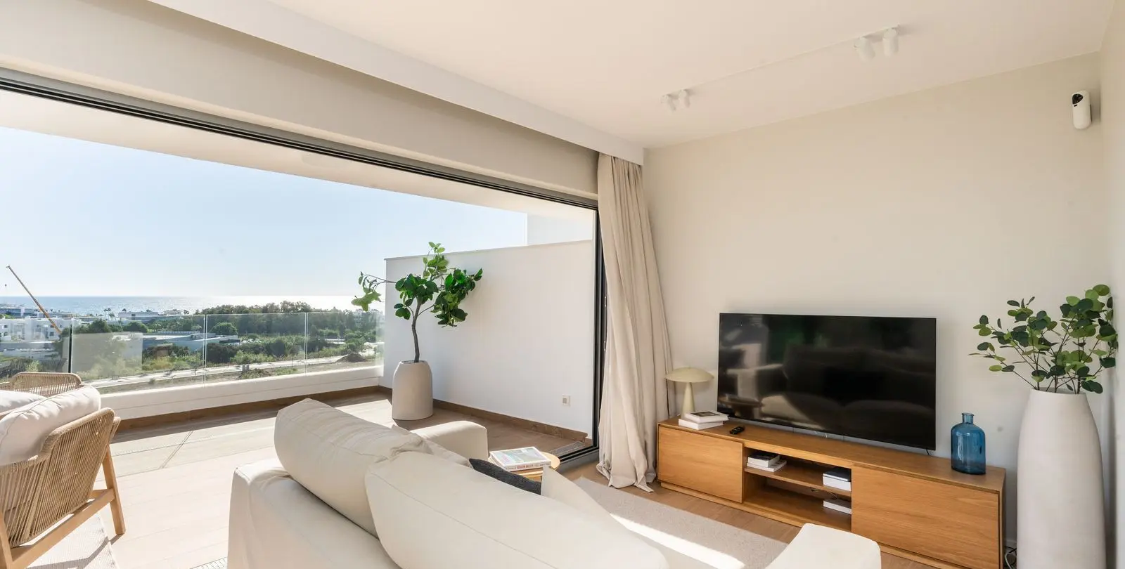 Sale of middle floor apartment in Estepona 10