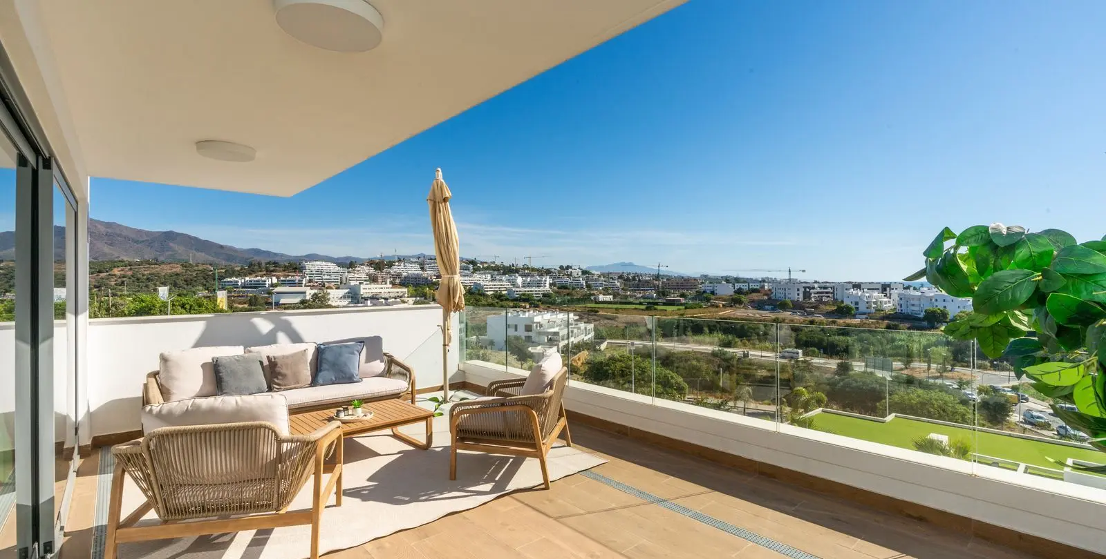 Sale of middle floor apartment in Estepona 15