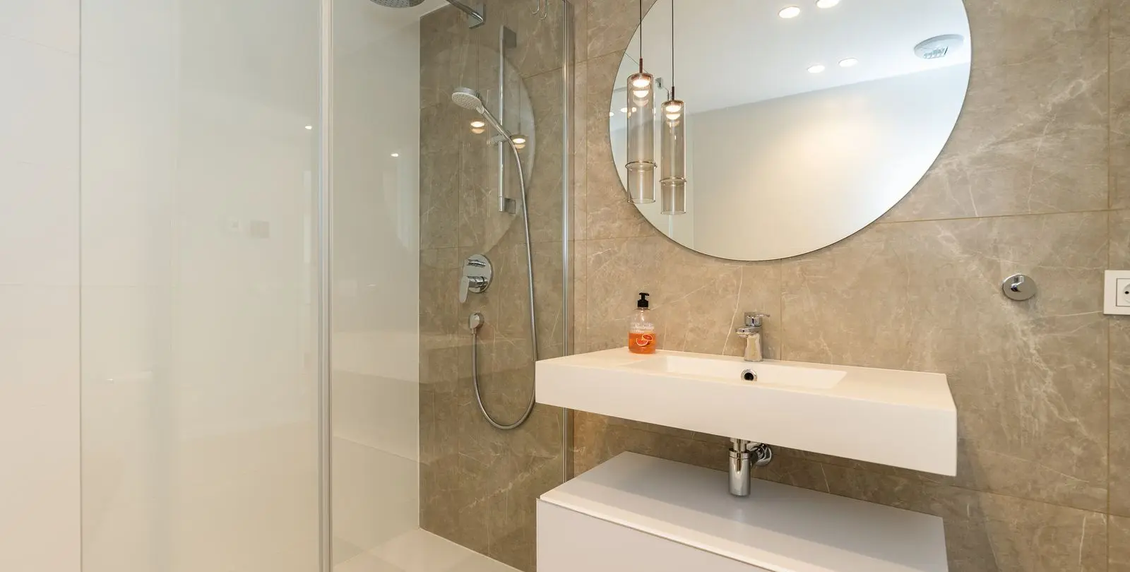 Sale of middle floor apartment in Estepona 18