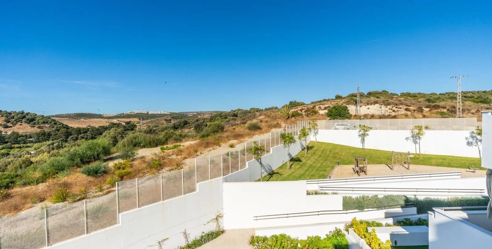 Sale of middle floor apartment in Estepona 25