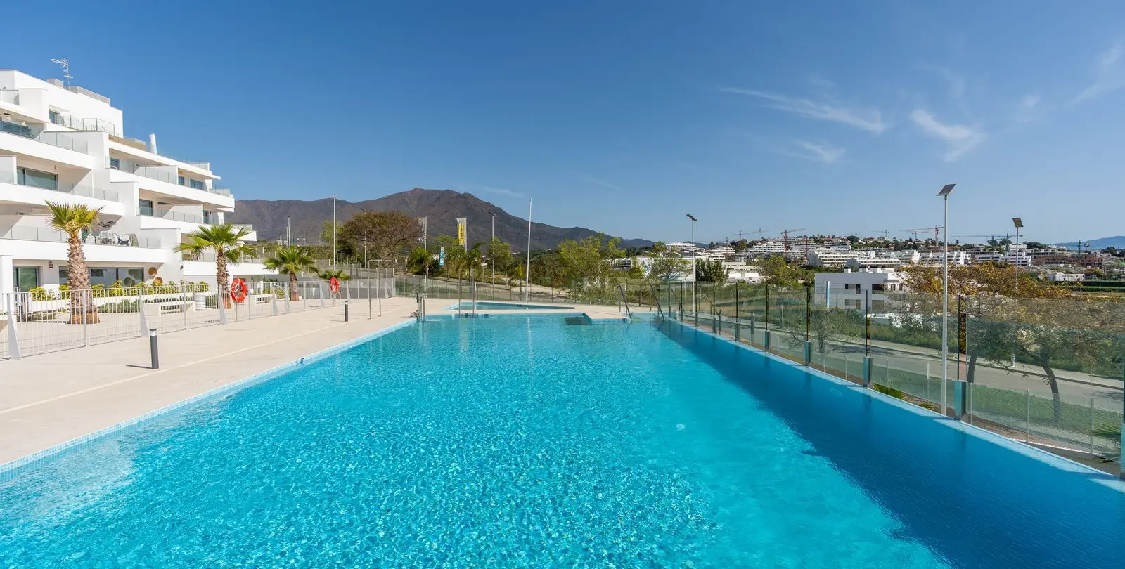 Sale of middle floor apartment in Estepona 35