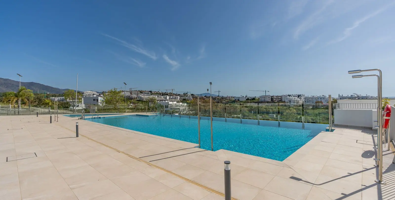Sale of middle floor apartment in Estepona 37