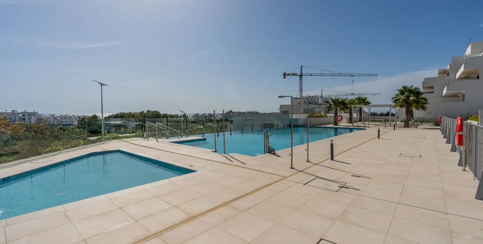 Sale of middle floor apartment in Estepona 38