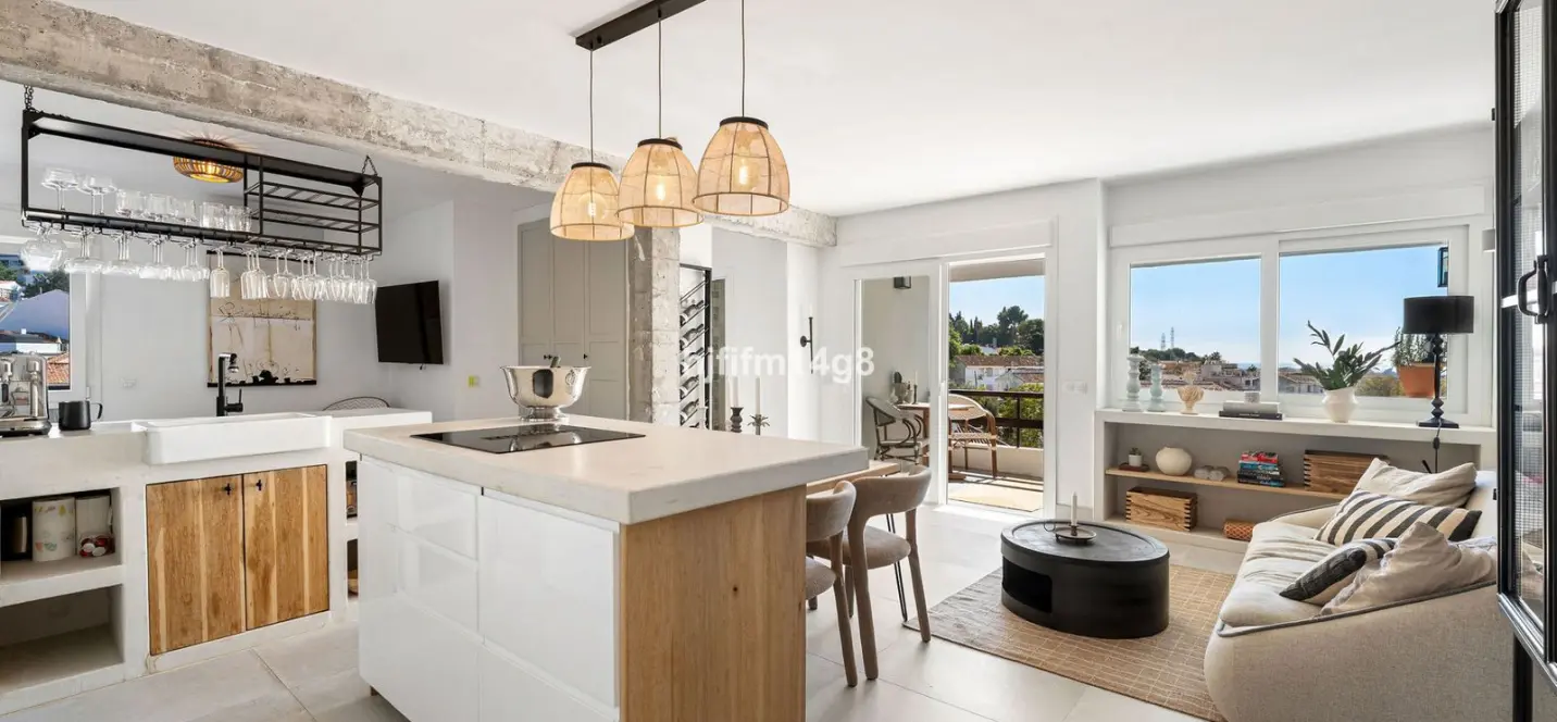 Sale of middle floor apartment in La Campana 0