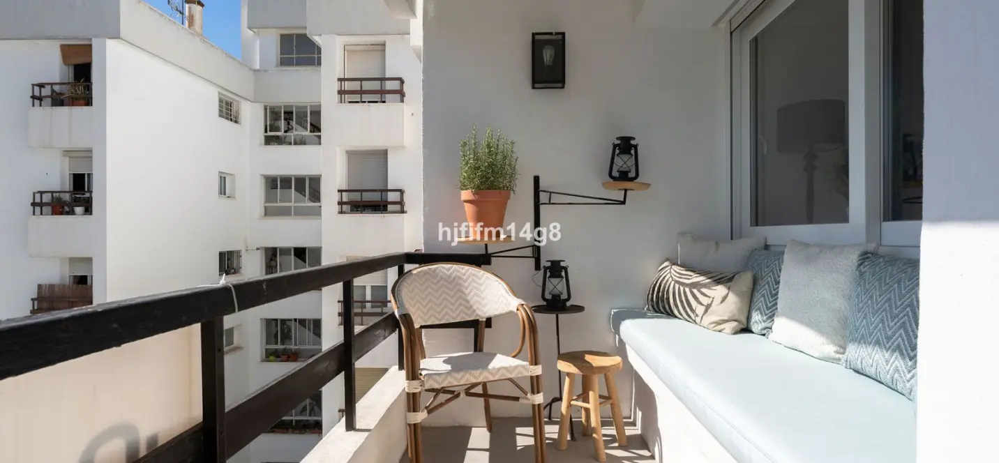 Sale of middle floor apartment in La Campana 2