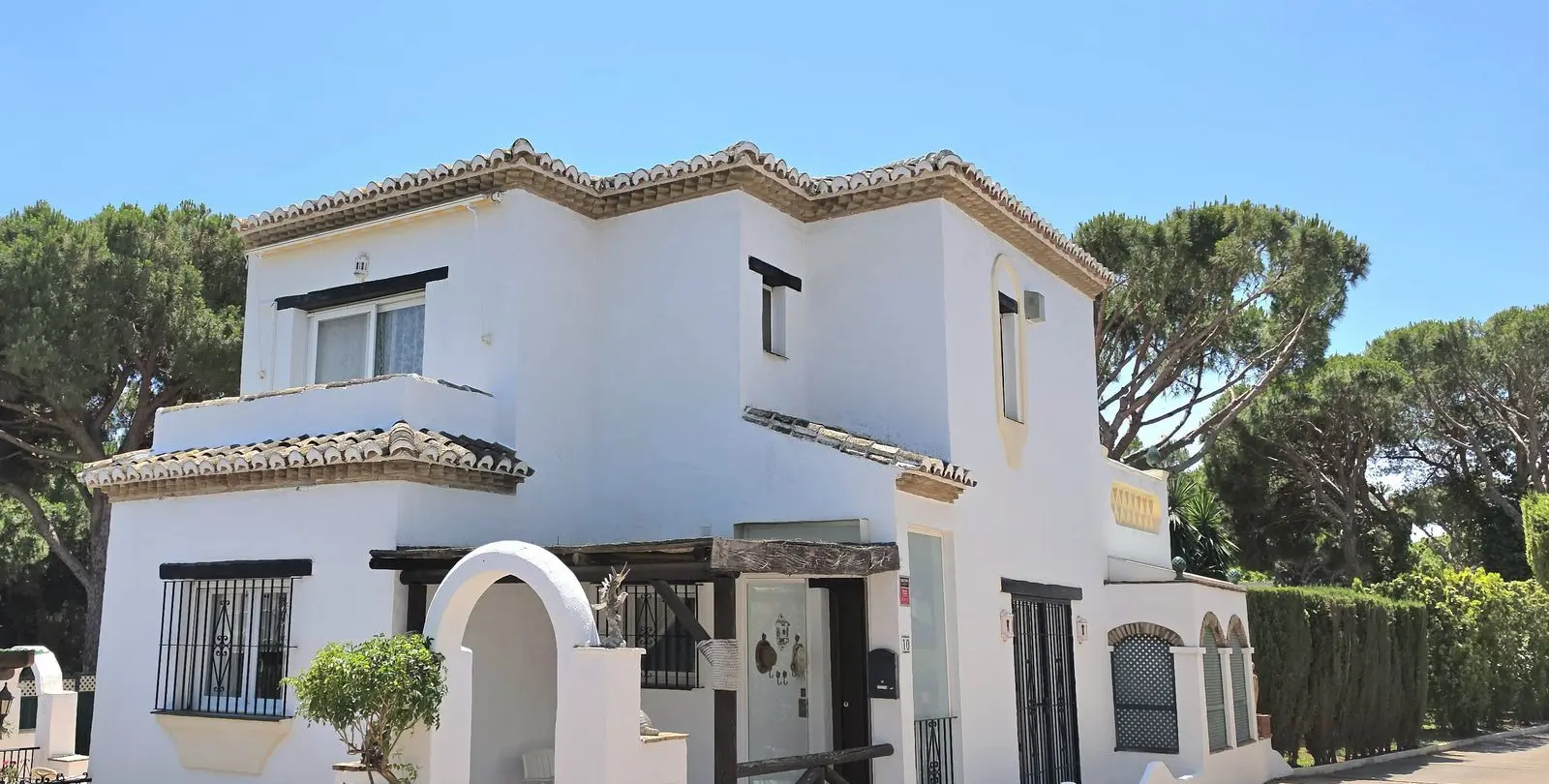 Sale of townhouse in Calahonda 3