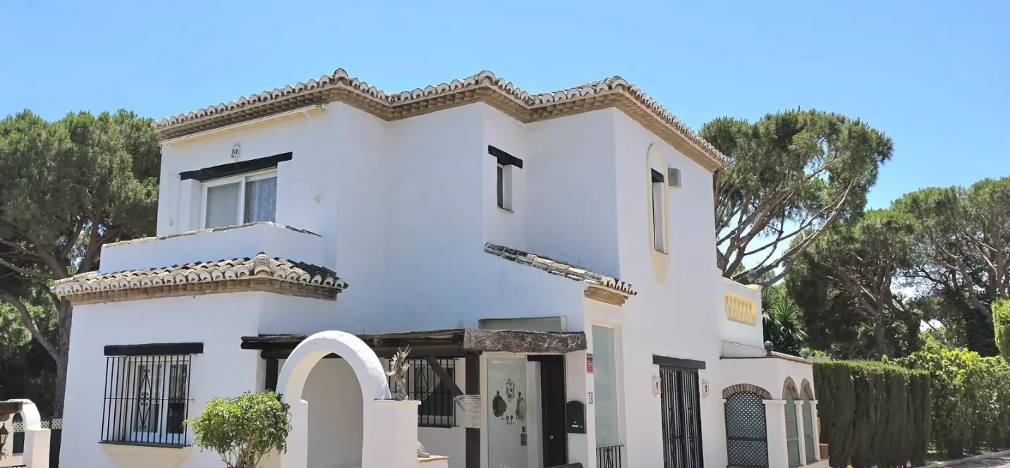 Sale of townhouse in Calahonda 2