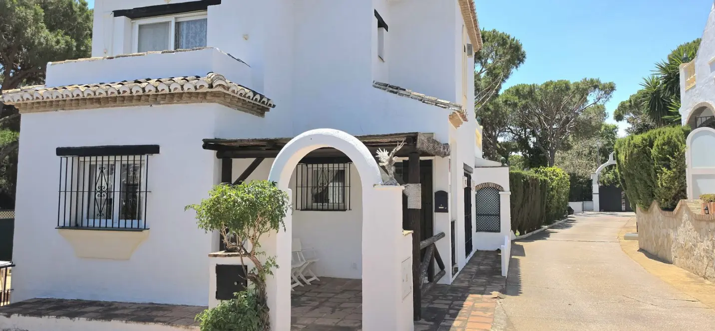 Sale of townhouse in Calahonda 3