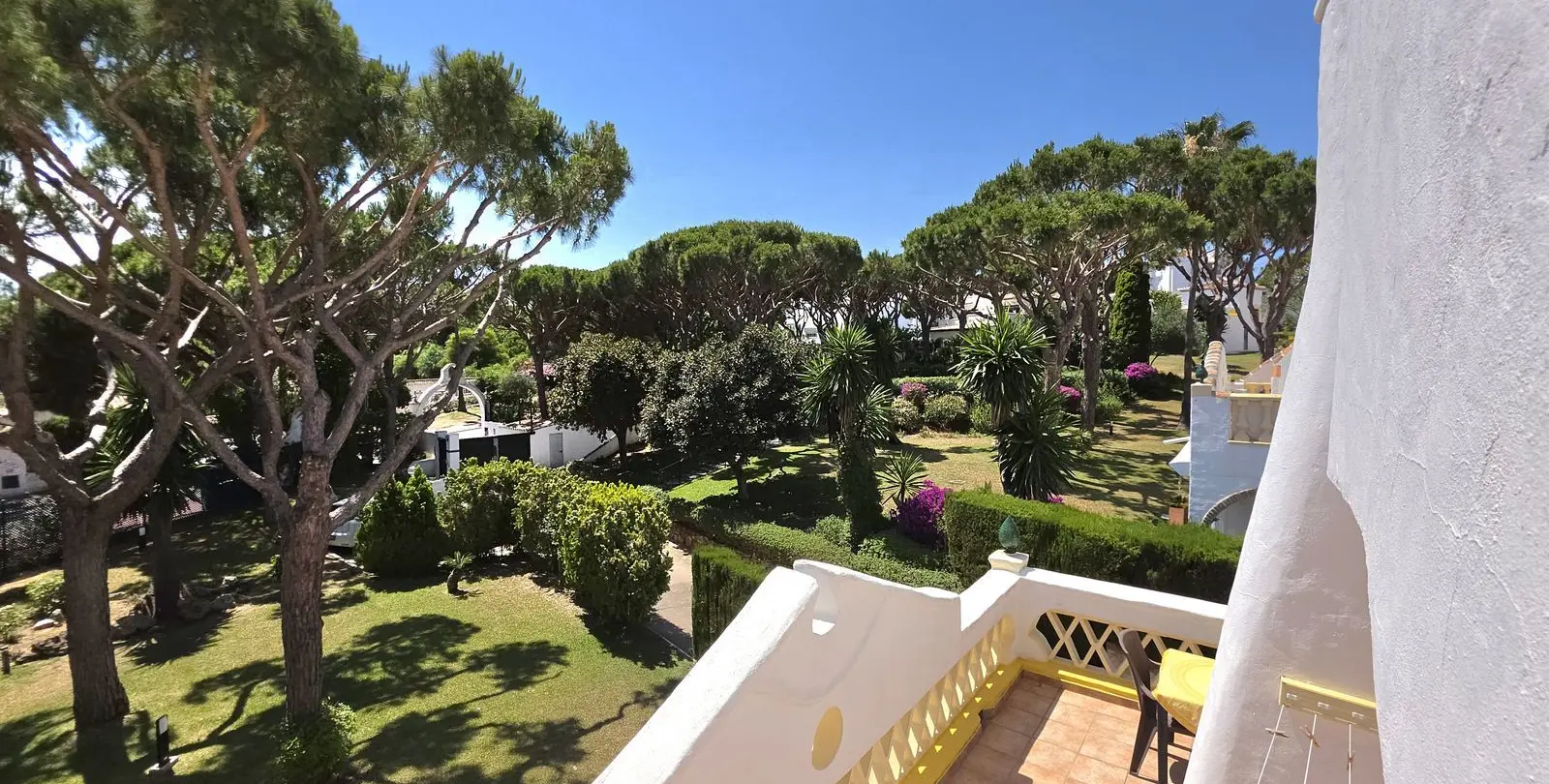 Sale of townhouse in Calahonda 25