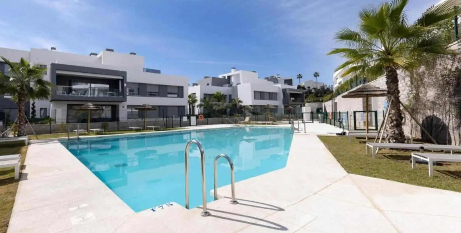 Продажа апартаментов на первом этаже в Estepona 3