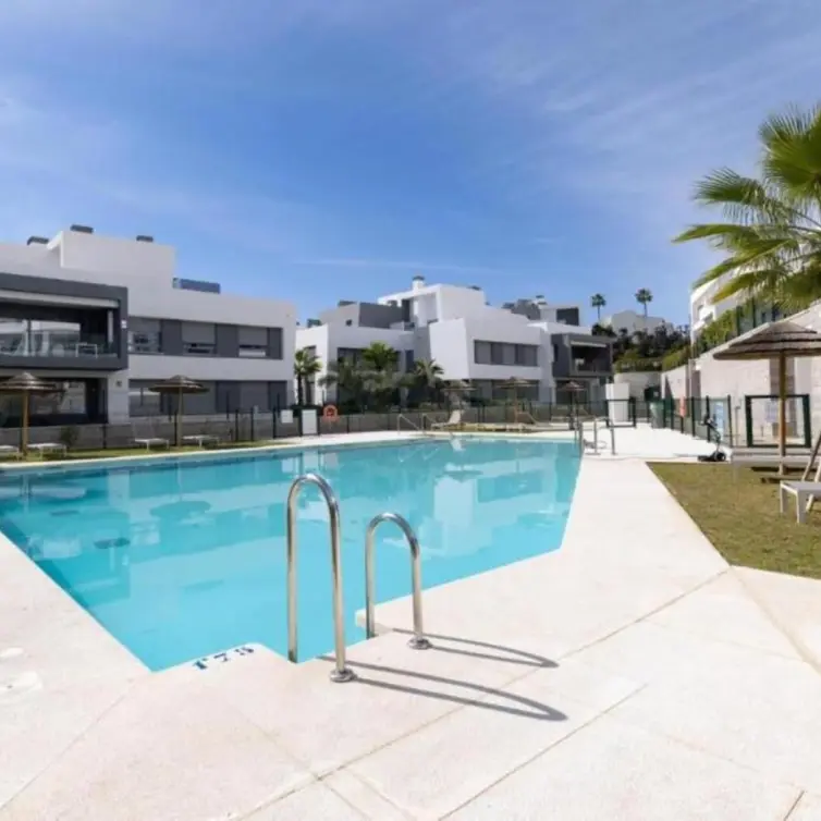 Продажа апартаментов на первом этаже в Estepona