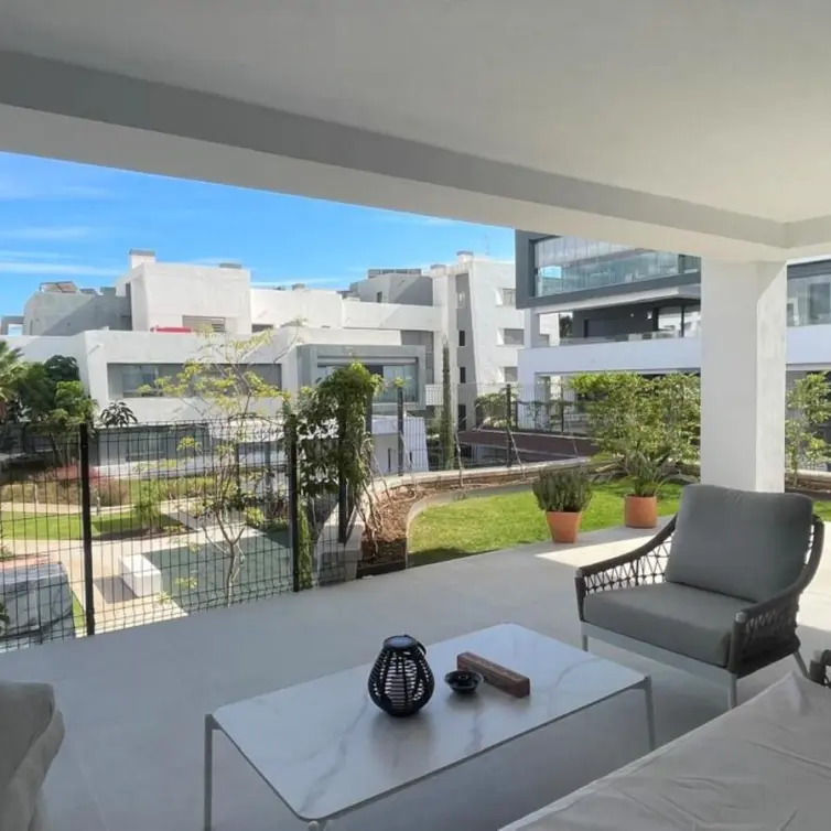 Продажа апартаментов на первом этаже в Estepona