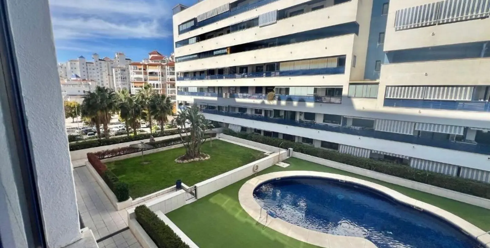 Sale of middle floor apartment in Estepona 1