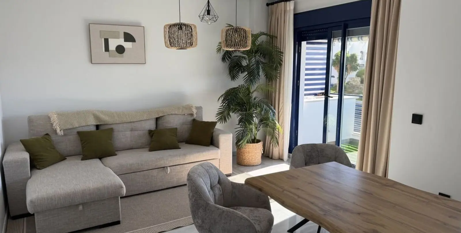 Sale of middle floor apartment in Estepona 2